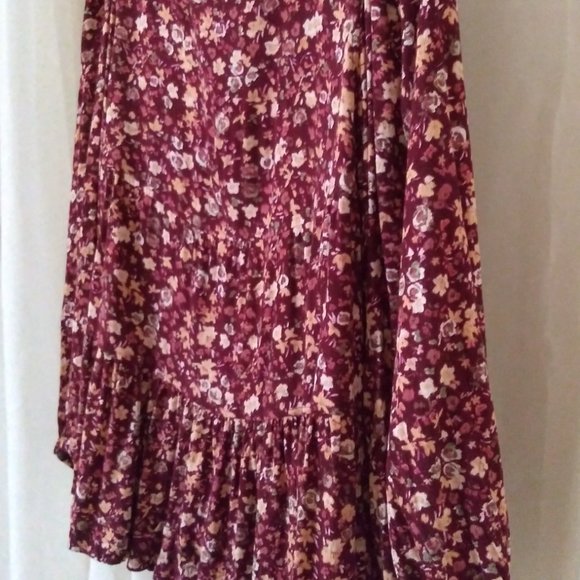 Burgundy Floral Print Ruffle-Hemmed Blouse Size L - Picture 11 of 16